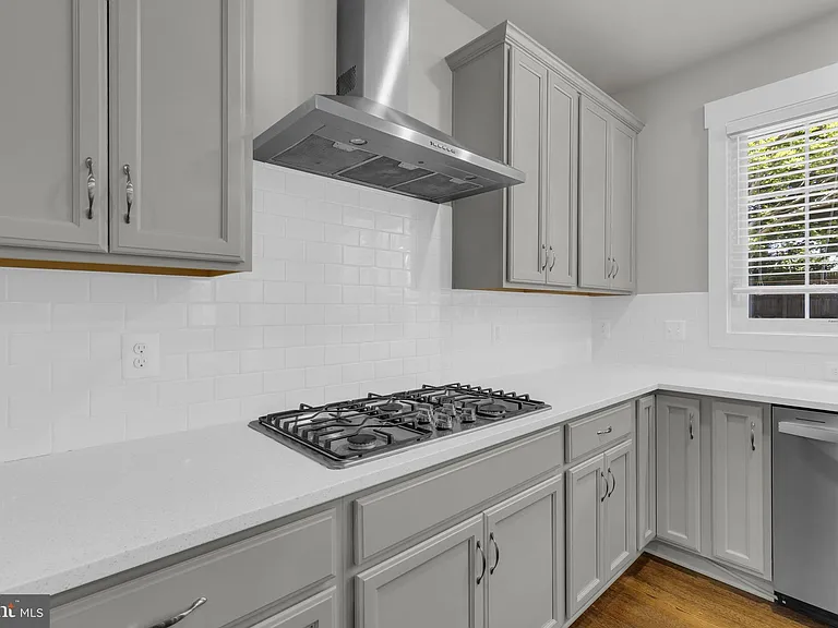 2233 N Underwood St — Photo 17