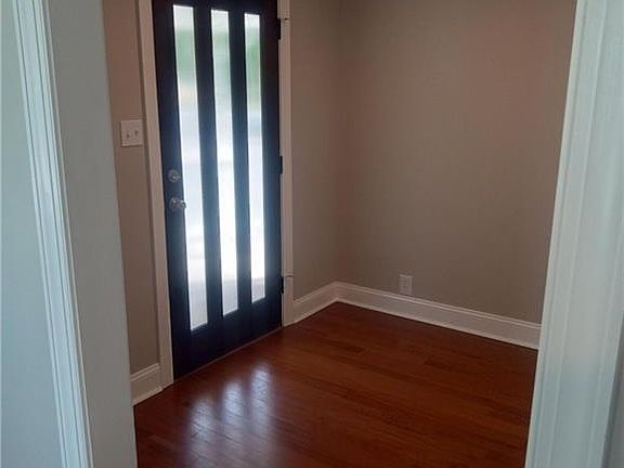 3rd image of 1008 E Side Dr