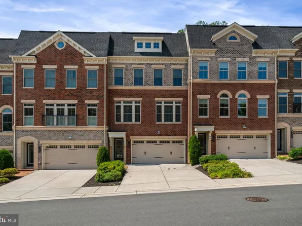 7205 Holywell Ln, Falls Church, VA 22043