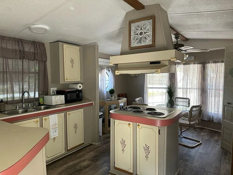 2 bed, 840 sqft, $1,500 — Photo 2