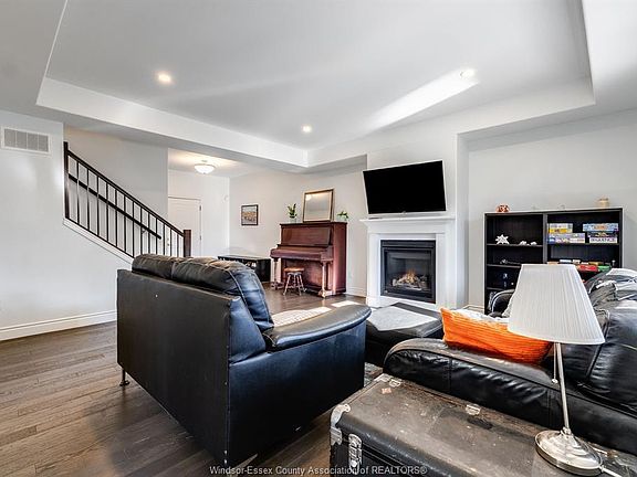 5th image of 148 Summer St