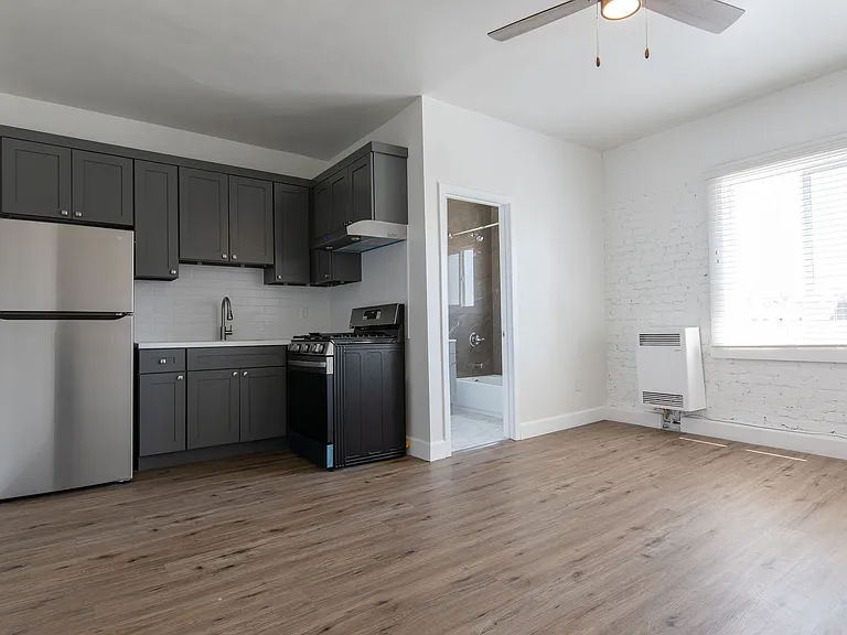 Charming Apartment with Urban Convenience — Photo 5