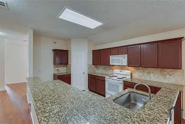 4 bed, 2150 sqft, $4,200 — Photo 4