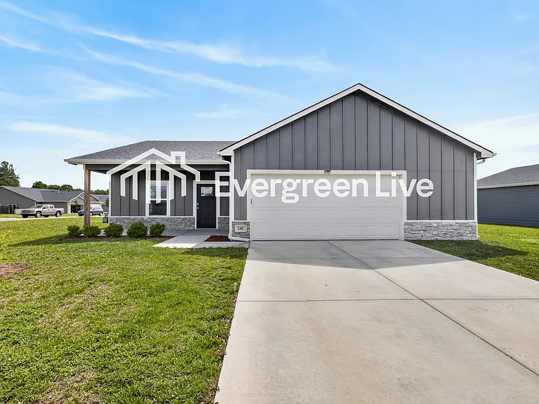 141 Burlington Dr — Photo 1