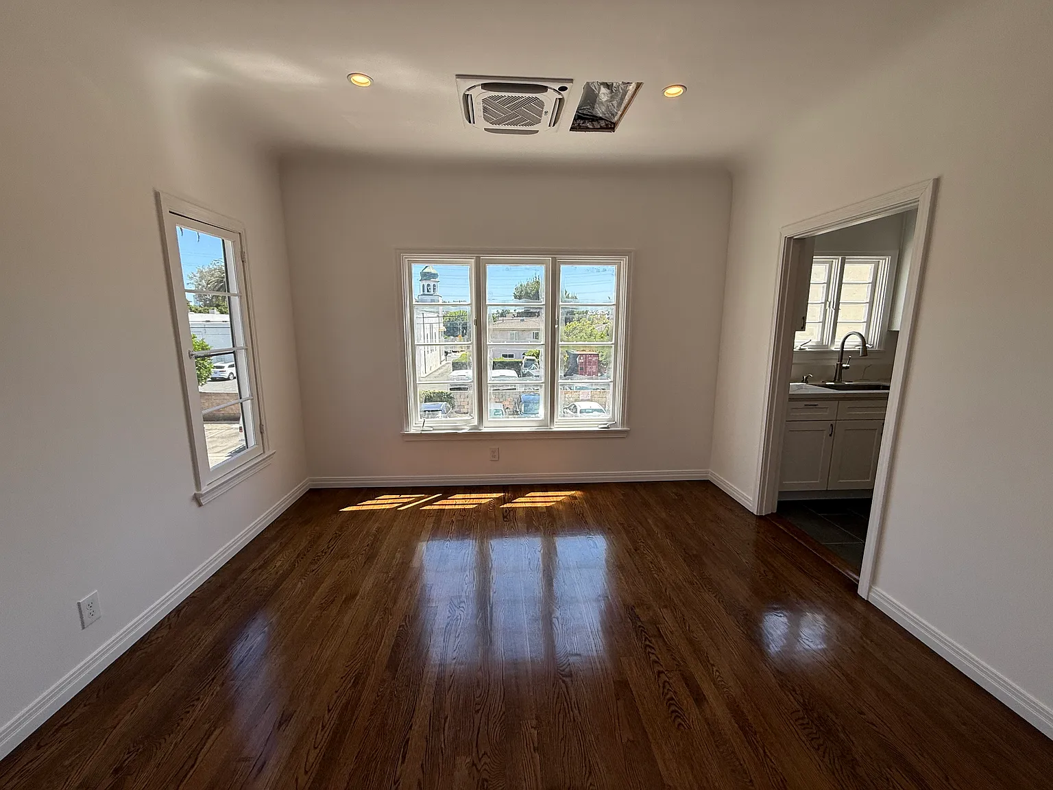 2 bed, 850 sqft, $3,499 — Photo 4
