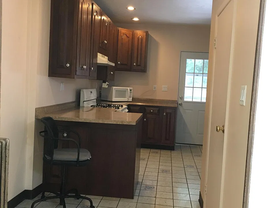 Spacious kitchen with eat-in possibilities - loads of cabine