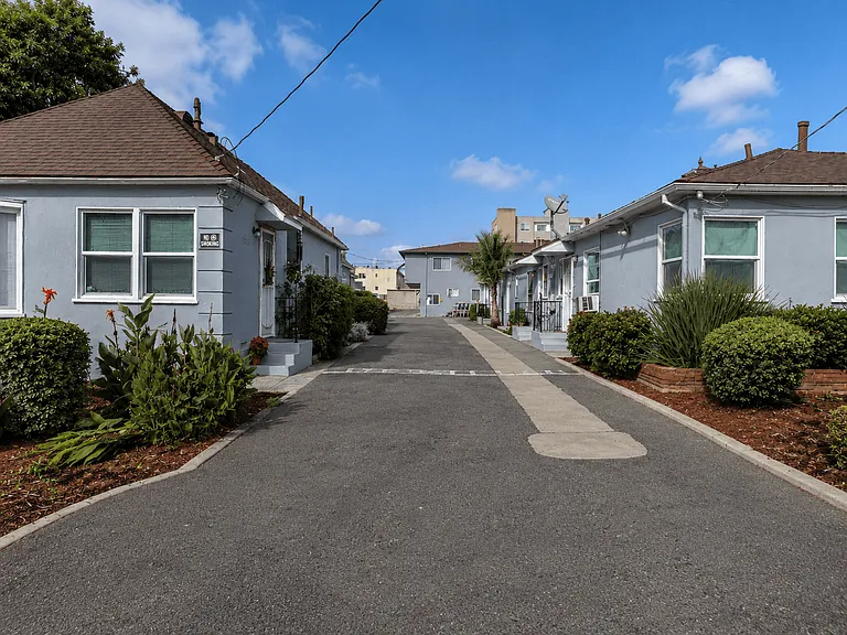 Sylvan Gardens — Photo 12
