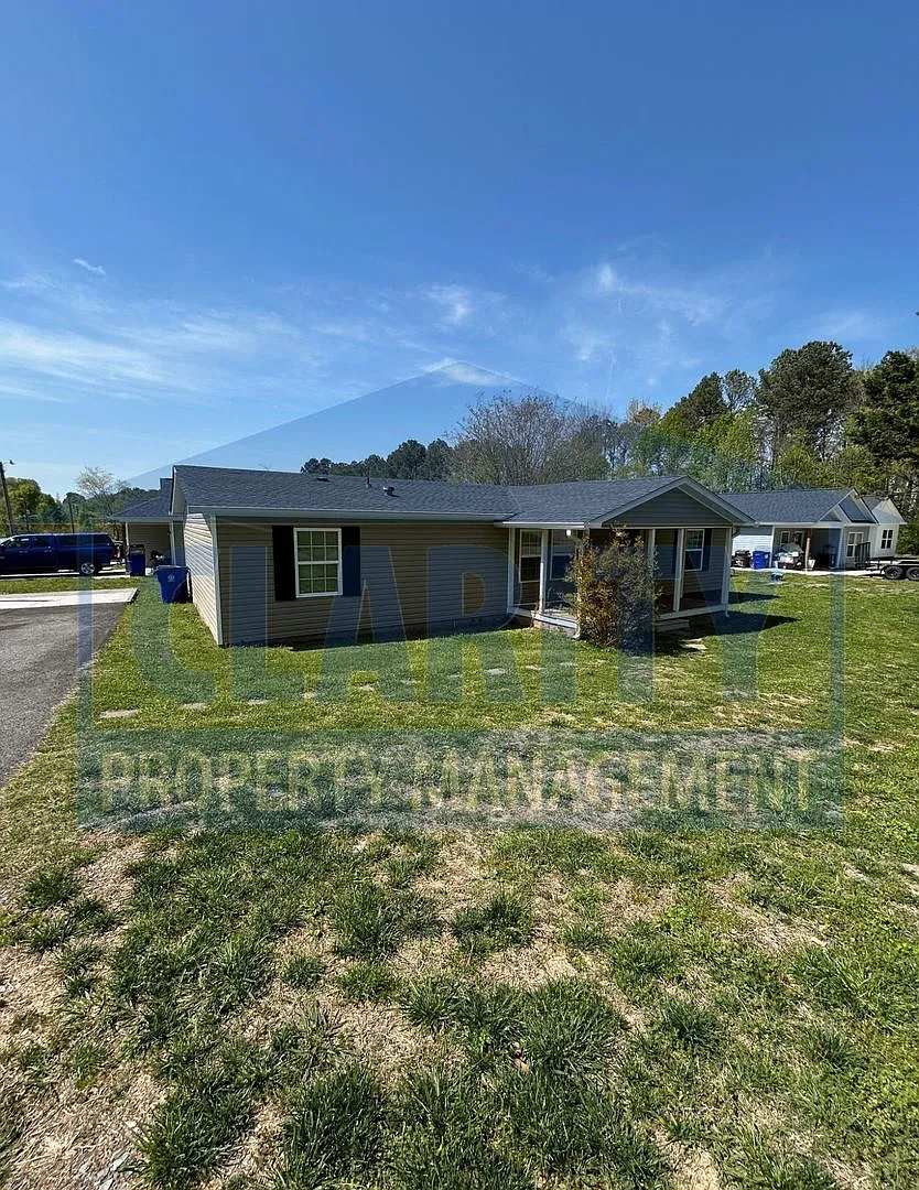 Conveniently located three bedroom home! — Photo 2
