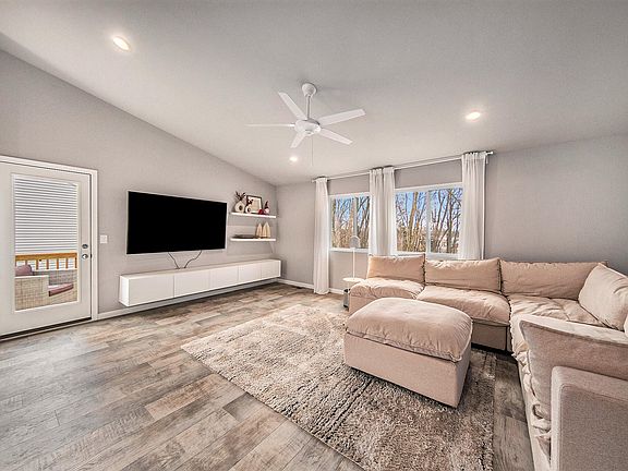 5th image of 141 Saint Clair Cir