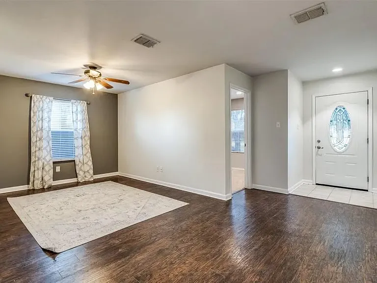 1217 Caroline Dr — Photo 5