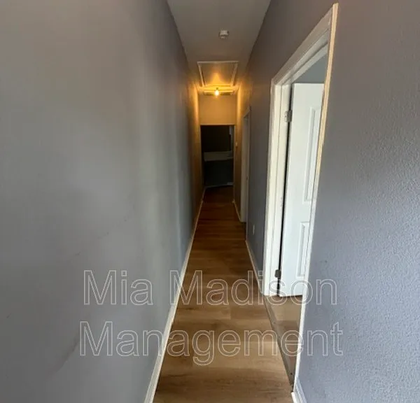 723 W 42nd St #B — Photo 2