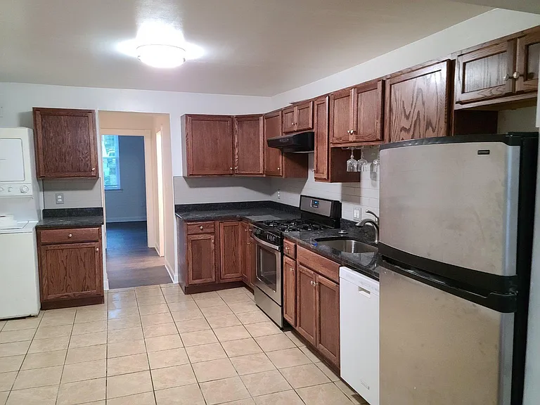1017 W Clay St — Photo 3