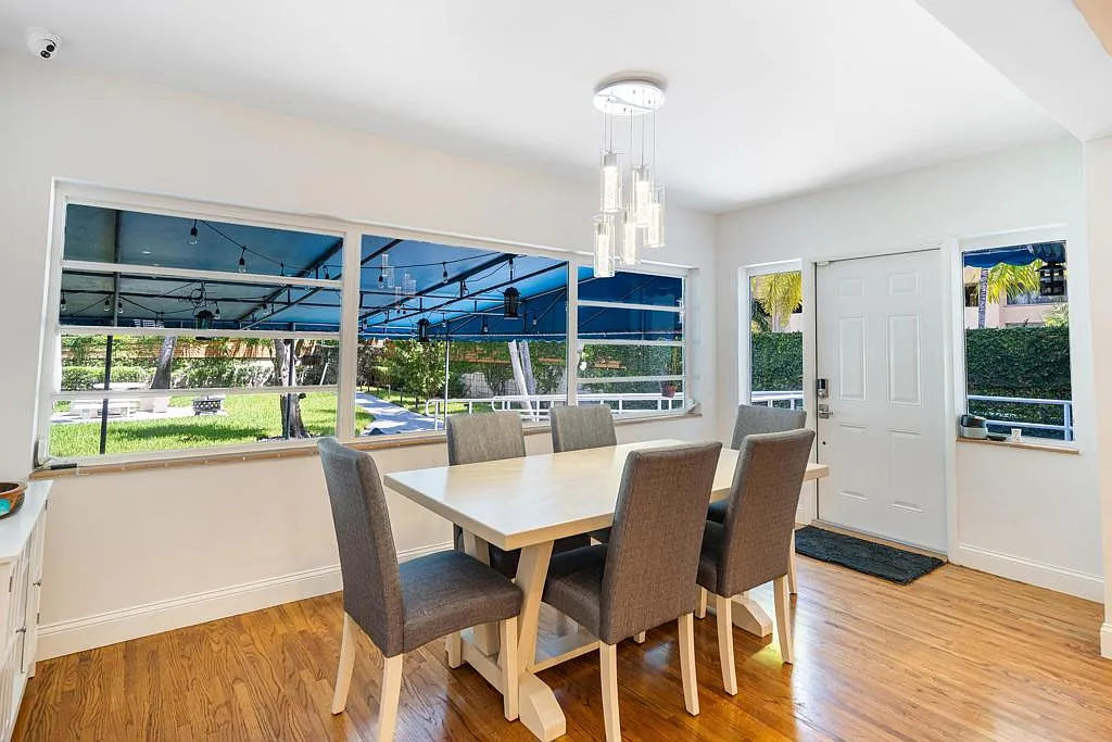 3-Bed Miami Beach Home with Den/Office, Laundry and Modern Comforts — Photo 3