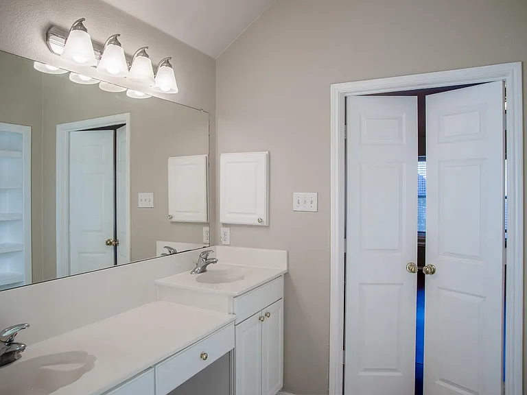 6823 Woodcrest Ln — Photo 3