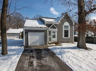 2766 White Barn Rd, Aurora, IL 60502