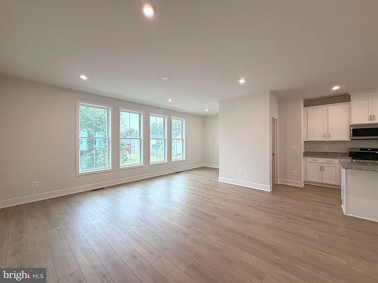135 Heyford Dr — Photo 7