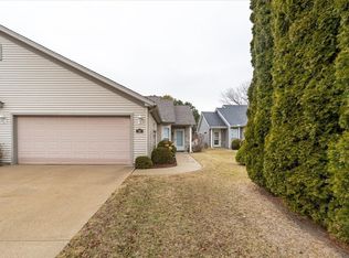 16 Grape Vine Ln, Bloomington, IL 61704