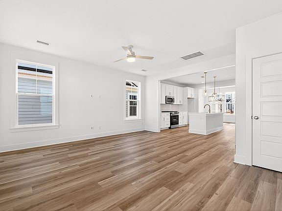 4th image of 747 Blueway Ave