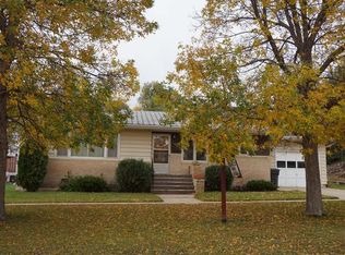 106 4th St NW, Mandan, ND 58554