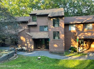 332 Crewe Ct, Bushkill, PA 18324