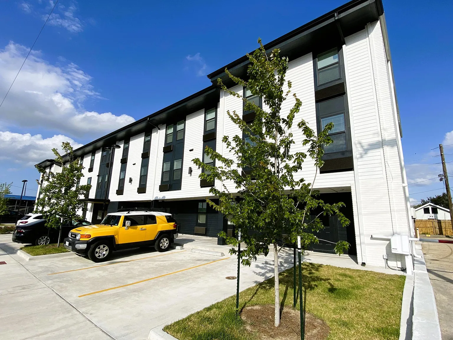 Studio Arms Apartments — Photo 1