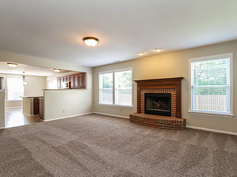 10718 Pavilion Dr — Photo 2