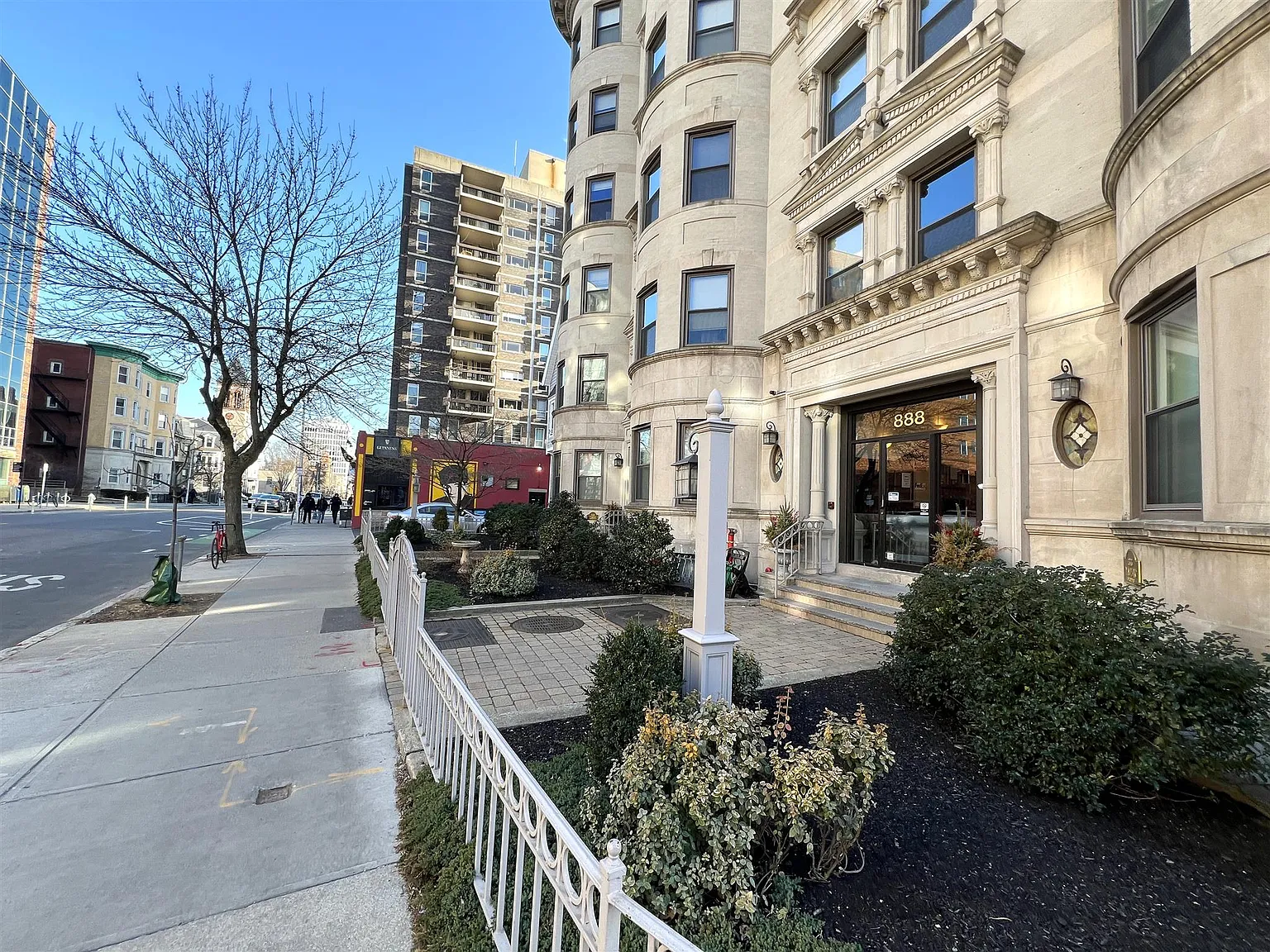 2 bed, 850 sqft, $3,665 — Photo 2