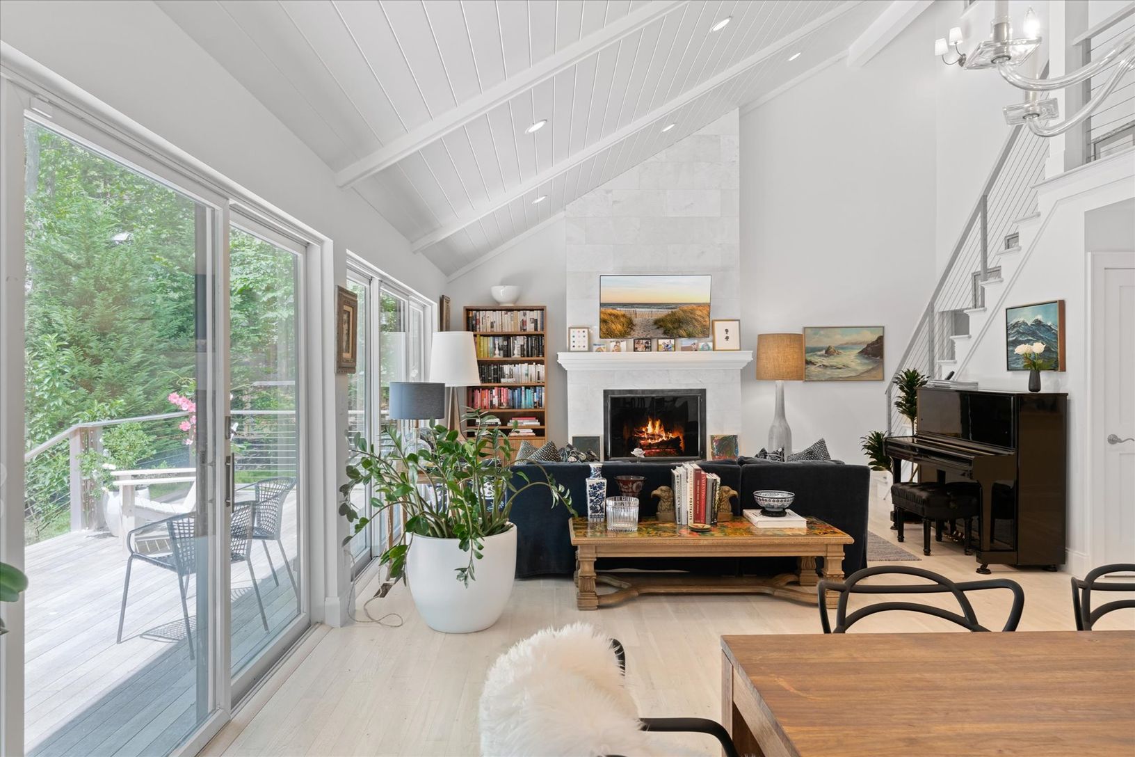  Great room w/ vaulted ceiling