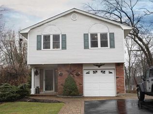 352 Fir Grove Rd, Ronkonkoma, NY 11779