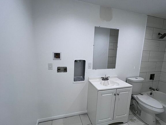4th image of 2458 Chestnut Ave #1