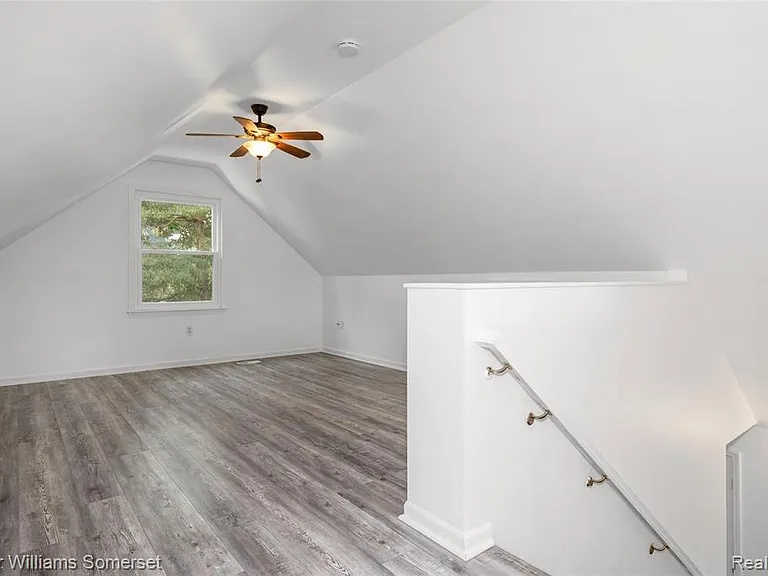90 Tacoma Dr — Photo 24