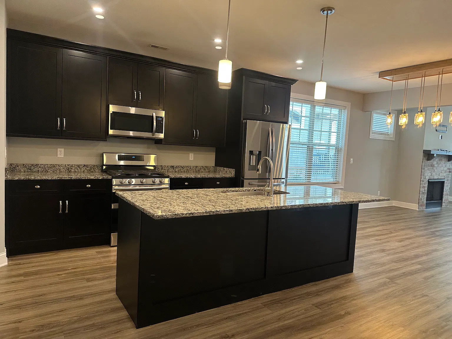 4 bed, 2504 sqft, $3,200 — Photo 4
