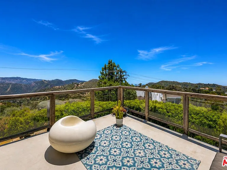 21630 Saddle Peak Rd — Photo 21