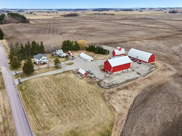 W7900 Meek Rd, Arlington, WI 53911