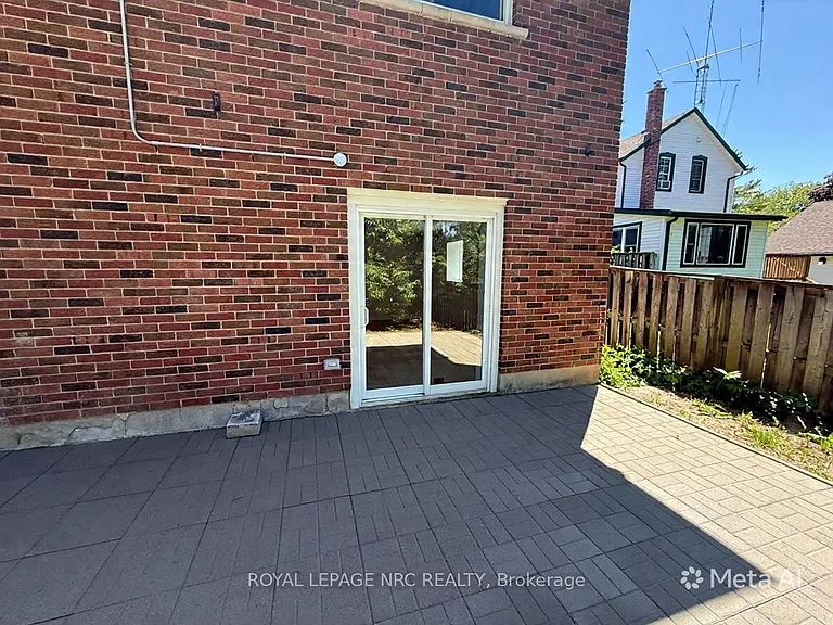 10 Dundas Cres — Photo 14