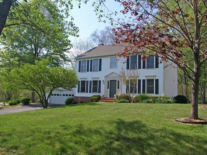 A Classic! Curb appeal +!