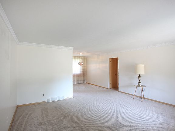5th image of 399 Calvin Dr