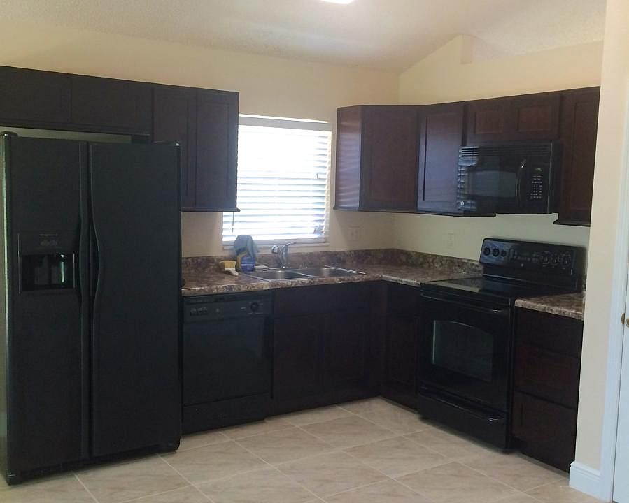 2nd image of 1121 Sugarberry Trl