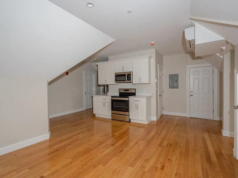 11 Park St — Photo 10