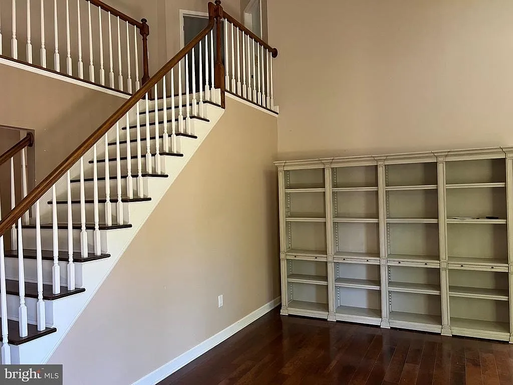 3 bed, 2.5 bath, 2352 sqft, $4,000 — Photo 2