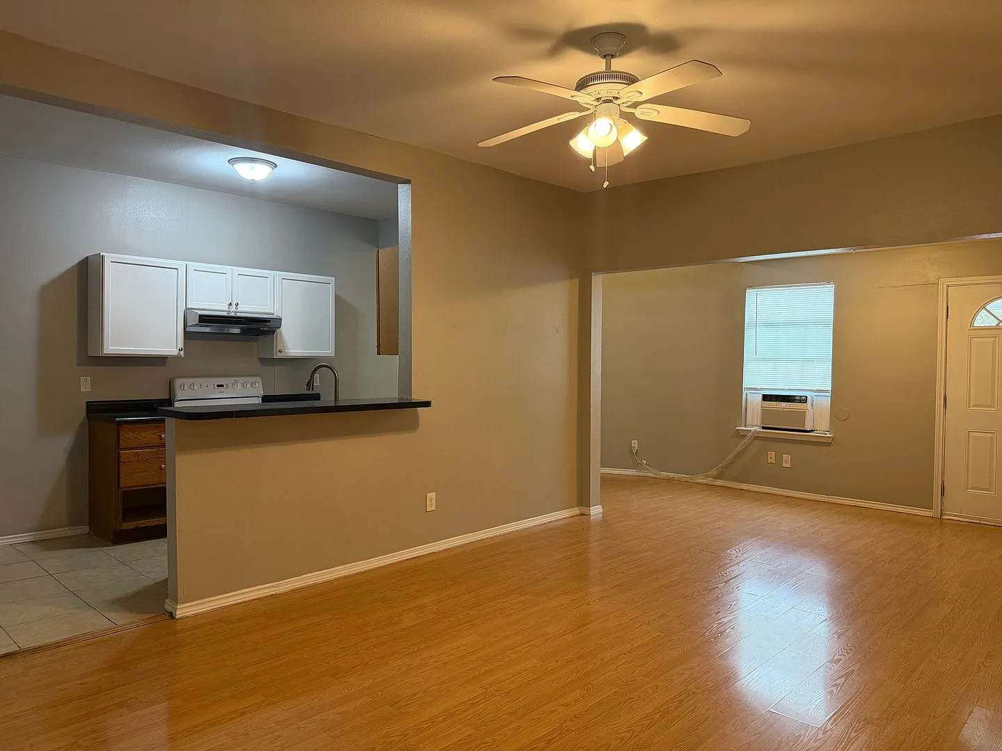 Large 2-Bedroom Near I-10 & Culebra — Photo 2