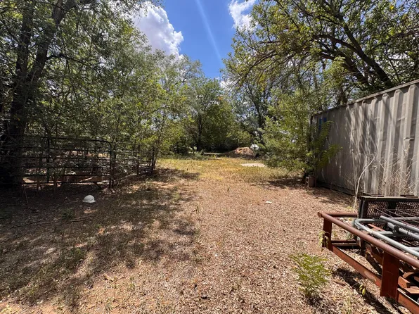 715 S Clark Ave, Stinnett, TX 79083