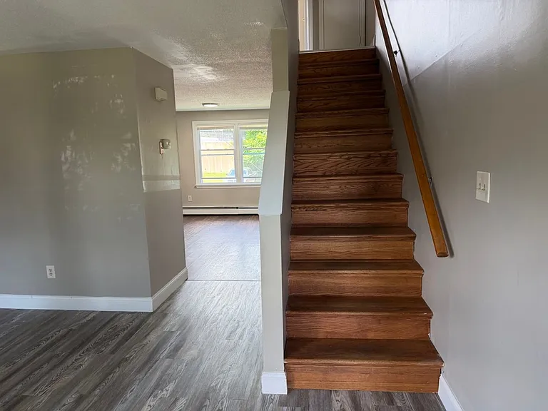 472 S Main St — Photo 3
