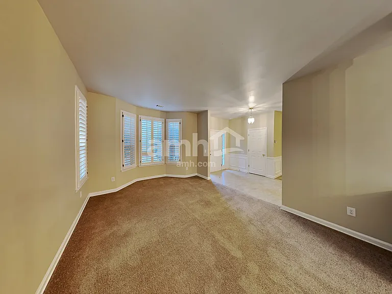 401 Lochmere Ct — Photo 3