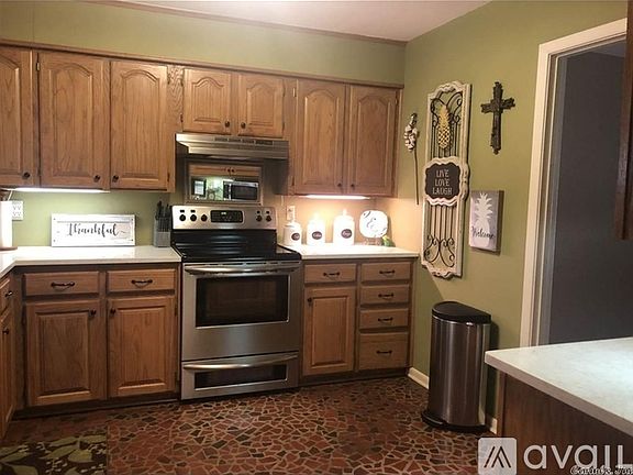 5th image of 902 N Jones Dr