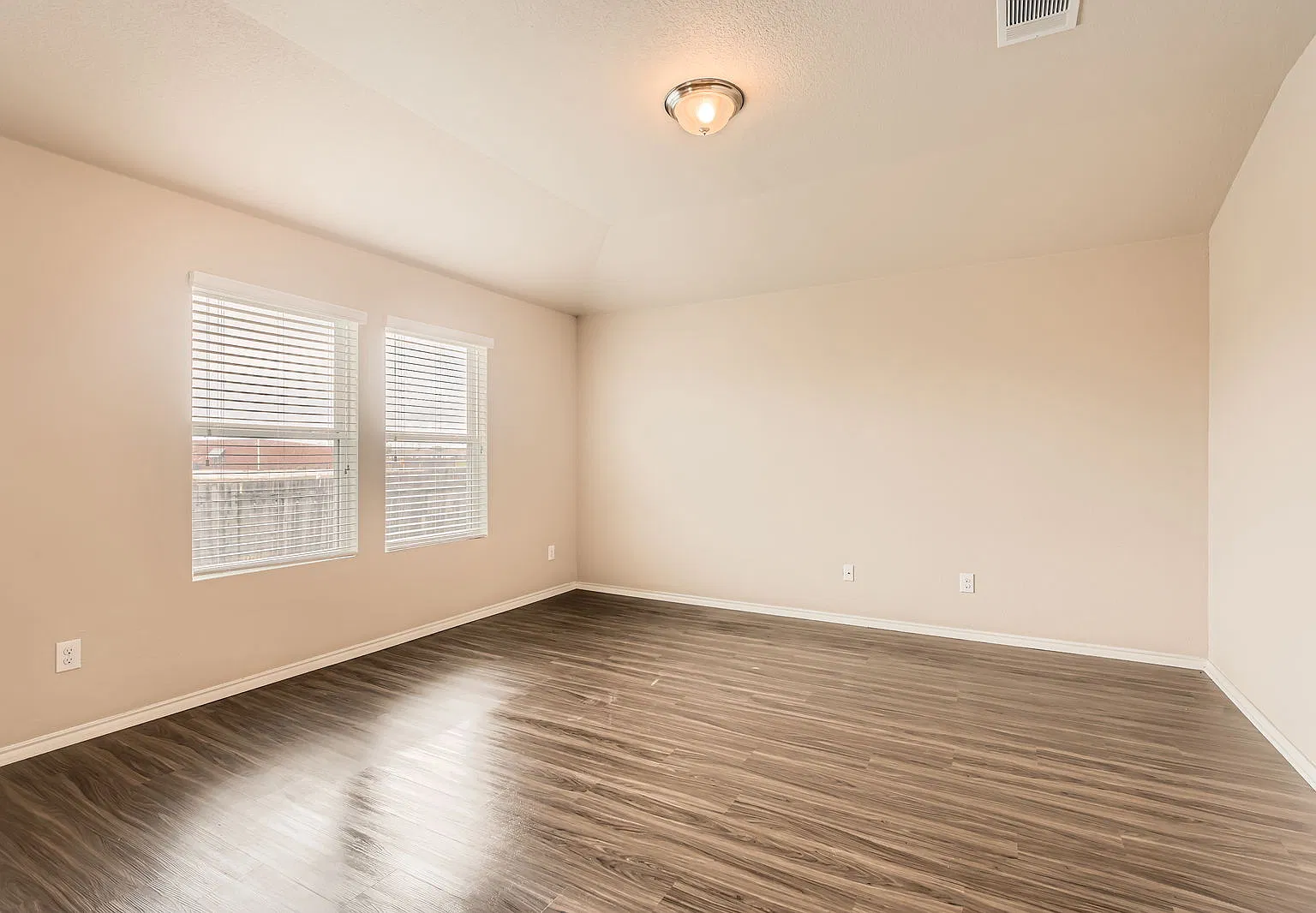 4 bed, 1754 sqft, $1,900 — Photo 3