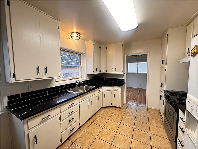 832 W Granada Ct — Photo 9