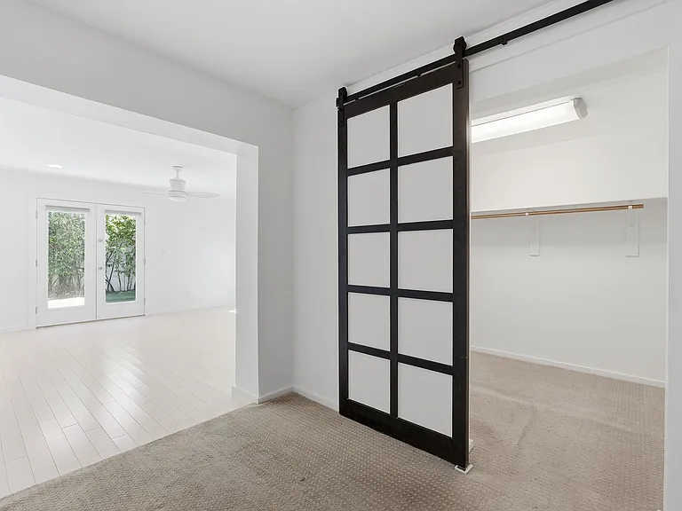 2525 E Minnezona Ave — Photo 11
