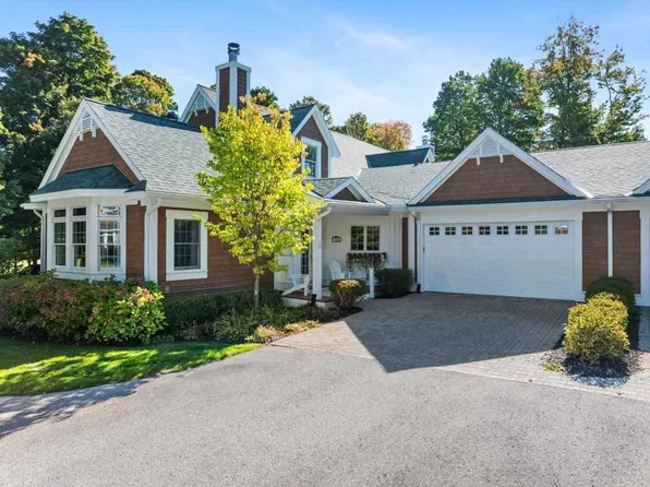 818 Fairways Dr, Harbor Springs, MI 49740