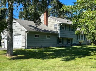 127 Homestead Rd, Oakdale, NY 11769